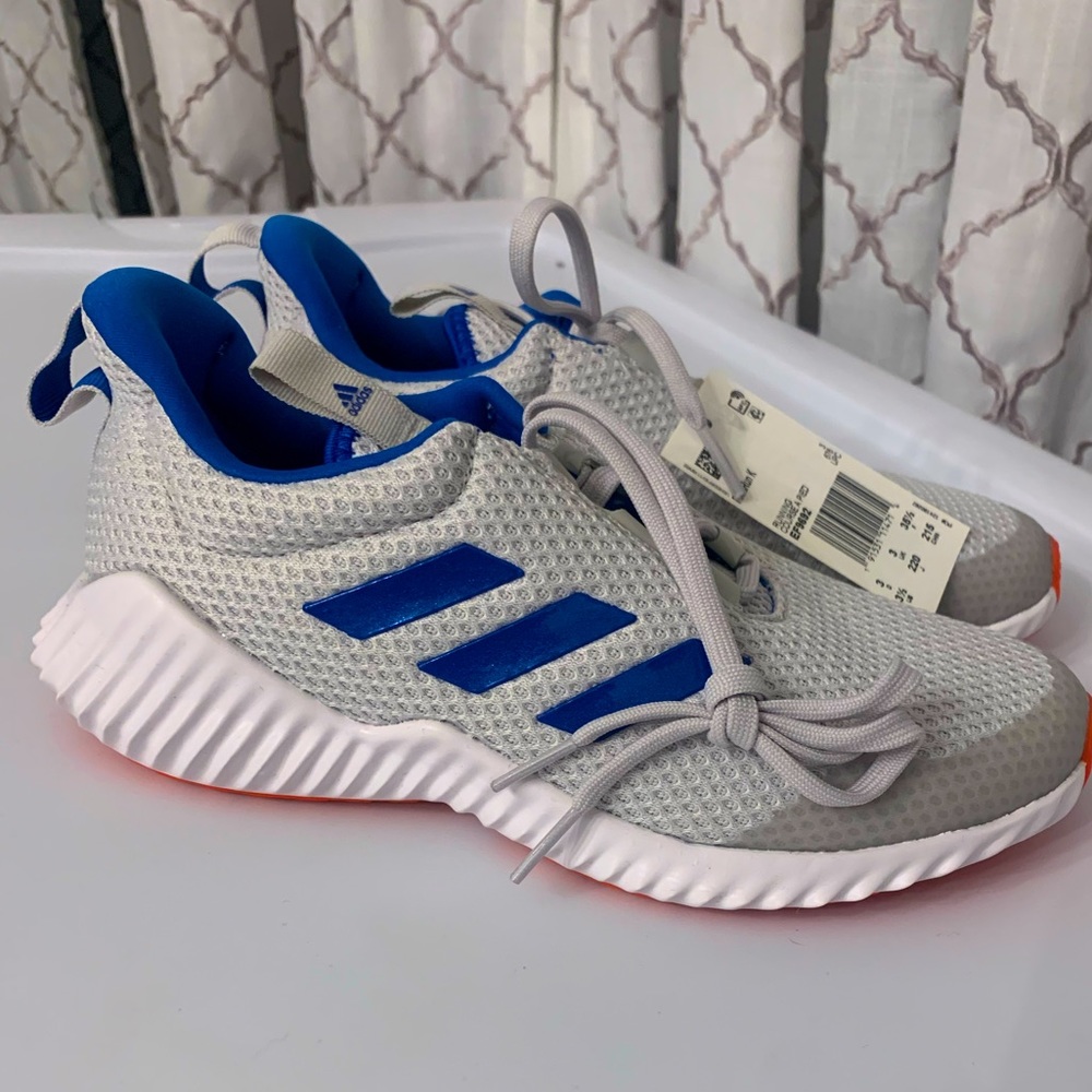 NWOB Boys Adidas Fortarun shoes, size 3.5 K